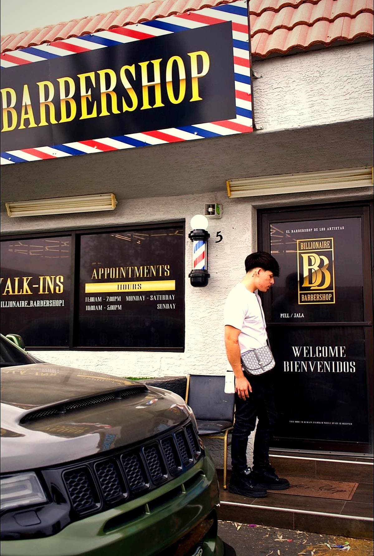 Joel Da Barber en frente de Billionaire Barbershop — Welcome Bienvenidos
